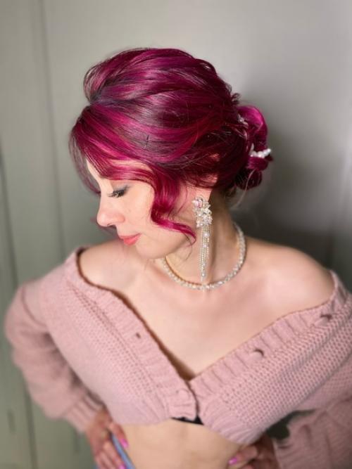 Да, на короткую длину волос можно сделать красивую прическу. 01