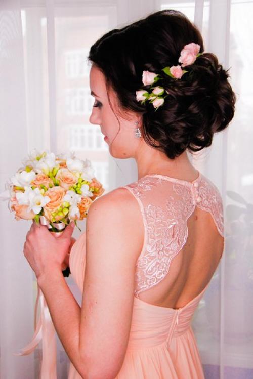 Дорогие девушки!  Я квалифицированный парикмахер - визажист. 04