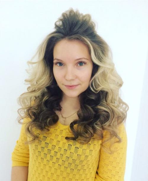 Не правда ли, дорогие выпускницы, что подбор образа для выпускного вечера вас волнует не меньше, чем подготовка к ответственному экзамену? 04