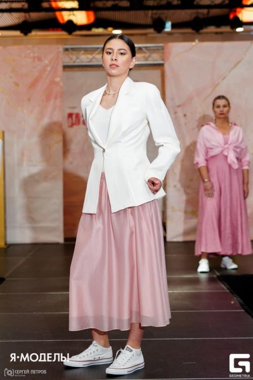 Оригинальные макияж и прическа добравили яркости нашим моделям и они ловили восторженные взгляды зрителей выпускного показа. 04