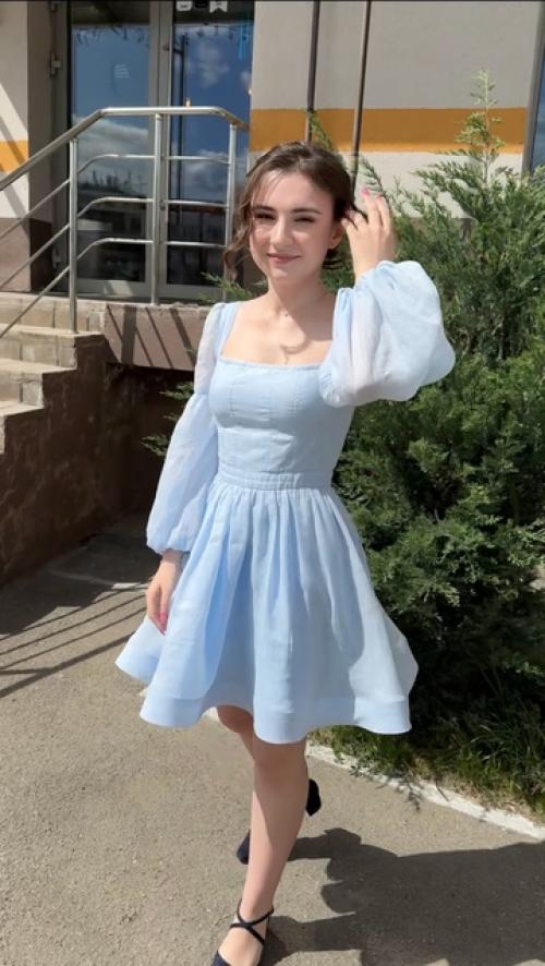 Воздушное платье выполнено из тончайшего льна небесно-голубого цвета. 02