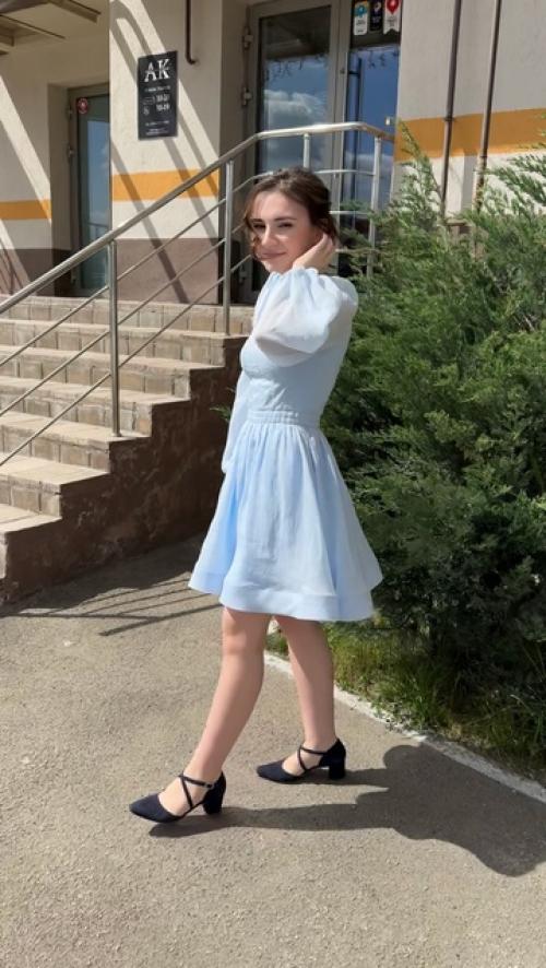 Воздушное платье выполнено из тончайшего льна небесно-голубого цвета. 01