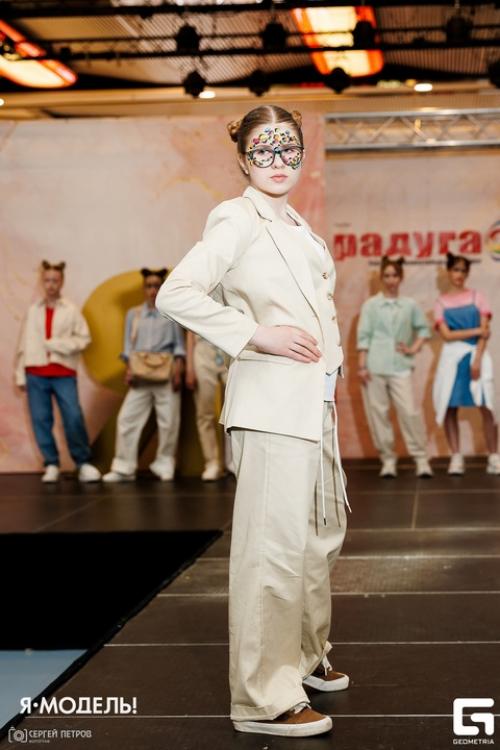 Оригинальные макияж и прическа добравили яркости нашим моделям и они ловили восторженные взгляды зрителей выпускного показа. 02