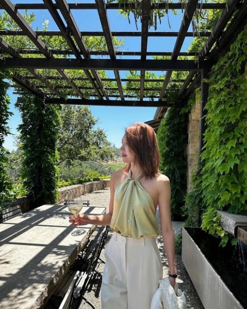 Суён из Girlsgeneration сияет естественной красотой: Светлое Лёгкое Платье в Окружении Природы. 01