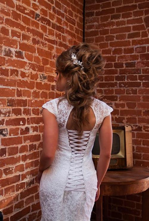 Дорогие молодожены!  Предлагаю услуги профессиональной свадебной ( и любой другой) фотосъёмки, услуги стилиста. 03