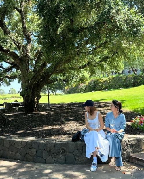 Суён из Girlsgeneration сияет естественной красотой: Светлое Лёгкое Платье в Окружении Природы. 03