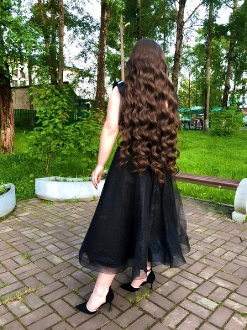 Самый волнительный день в жизни родителей, выпускников, учителей и в моей жизни тоже - это бал выпускников. 01