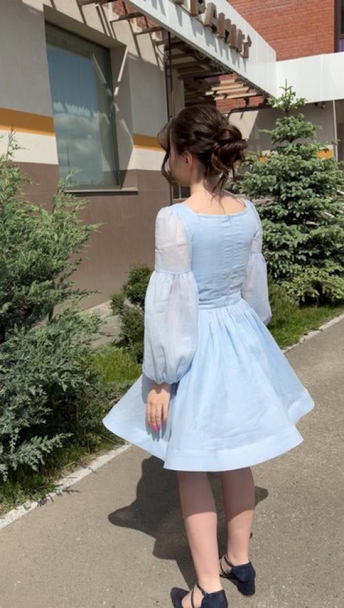 Воздушное платье выполнено из тончайшего льна небесно-голубого цвета. 03