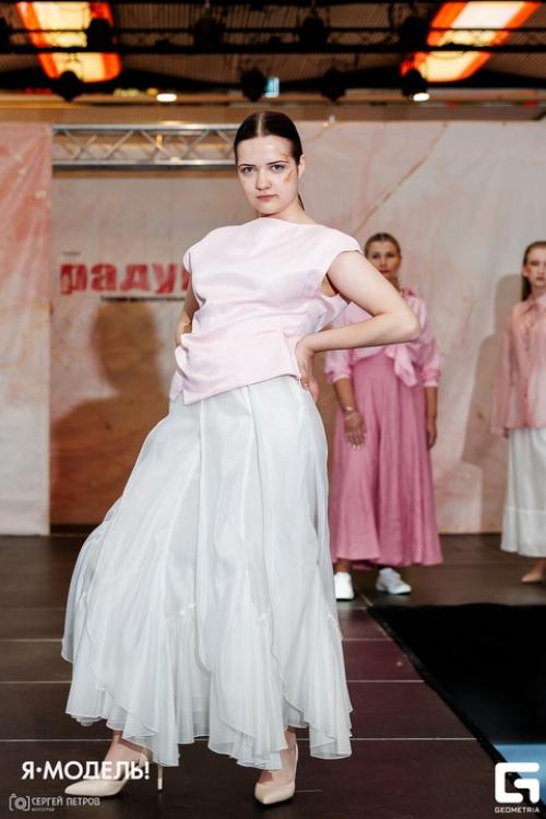 Оригинальные макияж и прическа добравили яркости нашим моделям и они ловили восторженные взгляды зрителей выпускного показа. 05