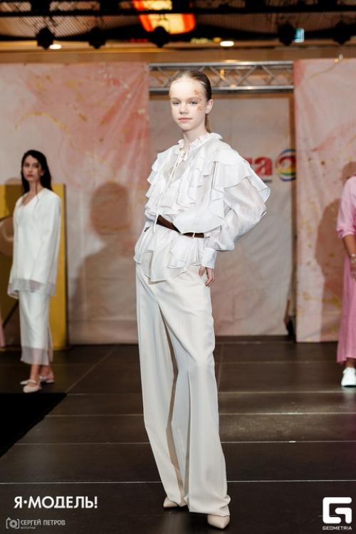 Оригинальные макияж и прическа добравили яркости нашим моделям и они ловили восторженные взгляды зрителей выпускного показа. 06