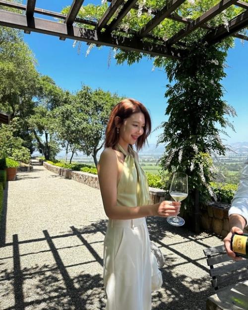 Суён из Girlsgeneration сияет естественной красотой: Светлое Лёгкое Платье в Окружении Природы. 02