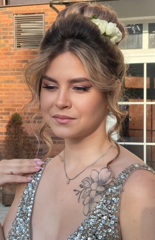 Пусть твой выпускной навсегда останется в памяти приятным воспоминанием, где ты будешь самой красивой. 02