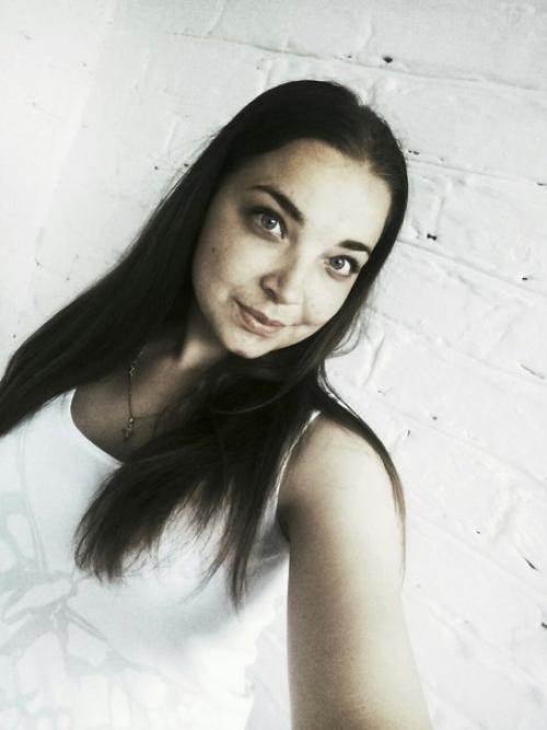 Здравствуйте, подскажите пожалуйста макияж и прическу под это платье на выпускной? 02