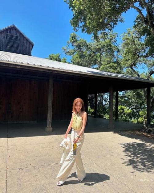 Суён из Girlsgeneration сияет естественной красотой: Светлое Лёгкое Платье в Окружении Природы. 04