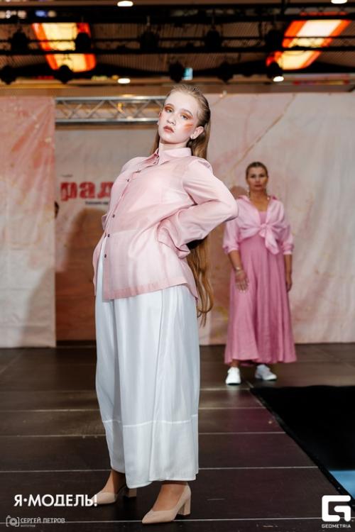 Оригинальные макияж и прическа добравили яркости нашим моделям и они ловили восторженные взгляды зрителей выпускного показа. 03