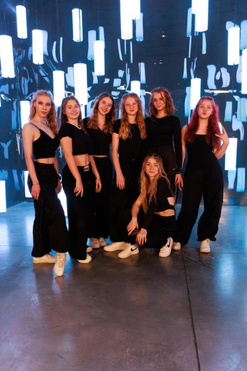 И ещё фото со съёмок сниппета на В сети. 03