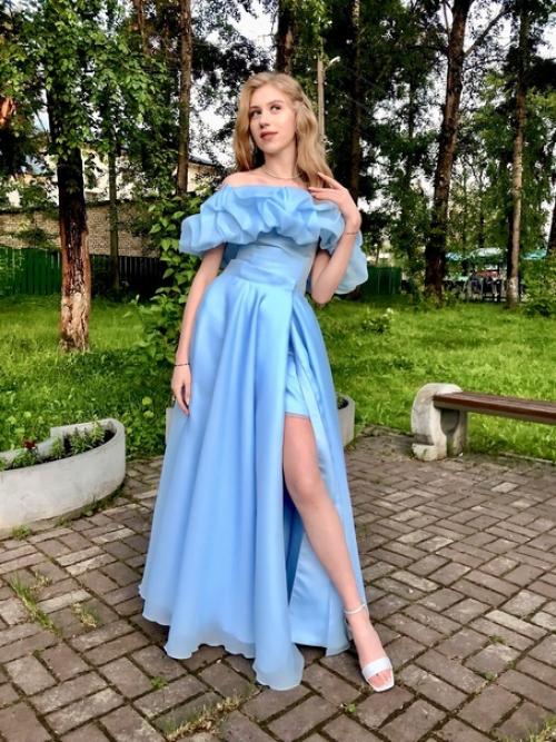 Самый волнительный день в жизни родителей, выпускников, учителей и в моей жизни тоже - это бал выпускников. 03