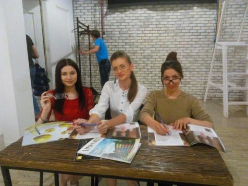 Вчера на съемках клипа, примерила на себя образ строгого менеджера модельного агенства. 02