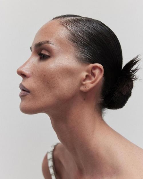 Искусство минимализма в каждом витке: гладкий пучок - вечный символ элегантности, когда меньше значит больше. 01