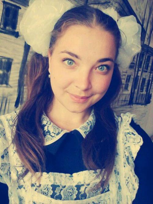 Здравствуйте, подскажите пожалуйста макияж и прическу под это платье на выпускной? 01