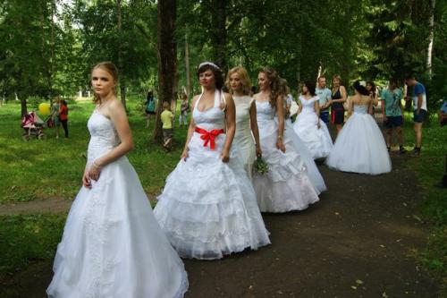 В раках празднования дня молодежи, 27 июня 2015 года, в нашем городе состоялся Парад Невест. 04