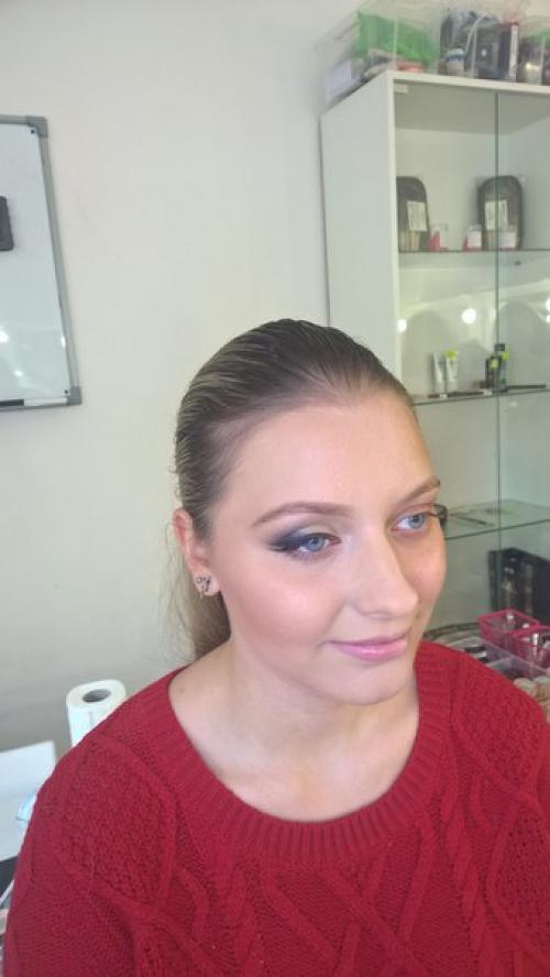 Яркая помада современного малинового оттенка действительно освежает макияж и смотрится очень ярко и современно. 01