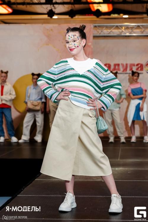 Оригинальные макияж и прическа добравили яркости нашим моделям и они ловили восторженные взгляды зрителей выпускного показа. 01