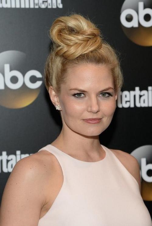 Звездный тренд: пучок и полупучок - самая популярная прическа сезона. 06