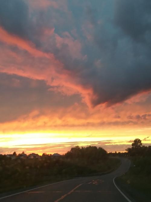 Зрелищный спектакль. Думалось мне, что переболела прошлогодними закатами, но природа - мать думает иначе. 03