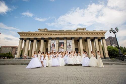 30 жительниц Новосибирска в свадебных платьях приняли участие в Параде Невест. 02