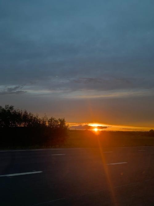 Зрелищный спектакль. Думалось мне, что переболела прошлогодними закатами, но природа - мать думает иначе. 04