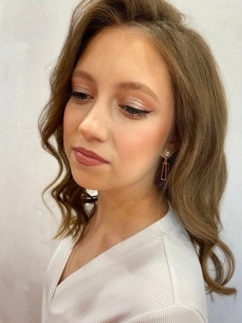 Нежный, деликатный макияж хорошо подходит невестам и выпускницам, тем кто не любит на себе излишки. 01