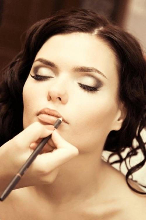 1 августа - Сделай своё фото перед сном.?  2 августа - Сделай своё фото с потёкшей тушью.?  3 августа - Сделай своё фото на лестнице.? 04