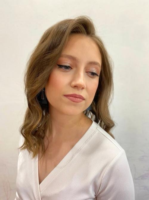 Нежный, деликатный макияж хорошо подходит невестам и выпускницам, тем кто не любит на себе излишки. 02