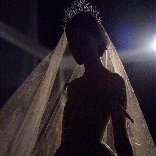 - первое правило французской женщины: невозможно нравиться всем подряд - все подряд не могут обладать безупречным вкусом. 01