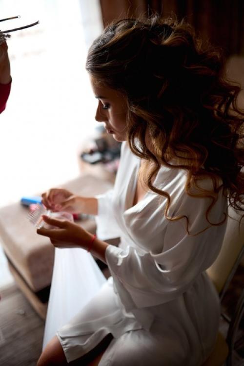 Да, сборы невесты - это очень важная часть для фотосессии свадебного дня. 06