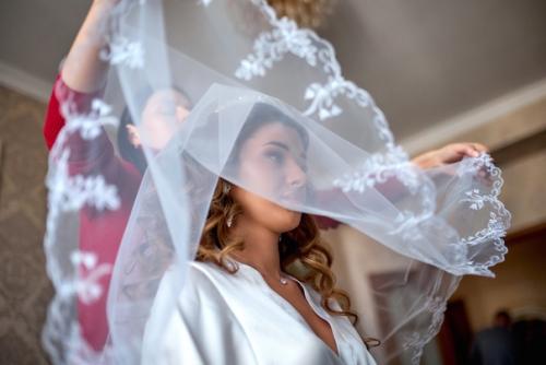 Да, сборы невесты - это очень важная часть для фотосессии свадебного дня. 07