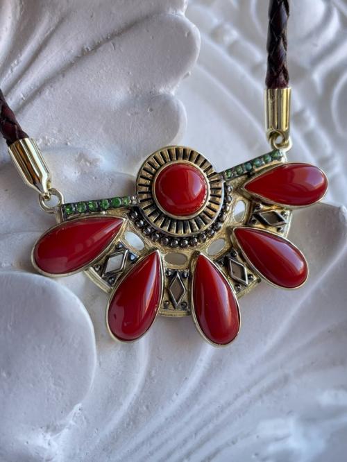 Современная мода - это свобода самовыражения, и одно и то же украшение может стать универсальным ключом к созданию совершенно разных образов. 01 Современная мода - это свобода самовыражения, и одно и то же украшение может стать универсальным ключом к созданию совершенно разных образов. 01