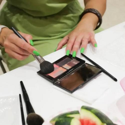 Знаете, в жизни многих женщин праздник только три раза в год, когда она надевает платье, создаёт образ, макияж, прическу. 03