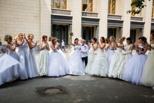 30 жительниц Новосибирска в свадебных платьях приняли участие в Параде Невест. 03