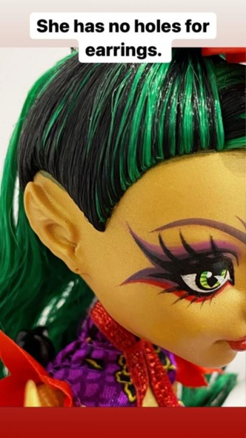 Сравнение прототипа с промо фотографий джинафаер лонг Gloom and Bloom с итоговой куклой. 08