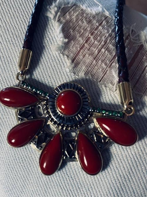 Современная мода - это свобода самовыражения, и одно и то же украшение может стать универсальным ключом к созданию совершенно разных образов. 05 Современная мода - это свобода самовыражения, и одно и то же украшение может стать универсальным ключом к созданию совершенно разных образов. 05