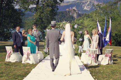 Привет, дорогая?  Сейчас вечер, а значит можно расслабиться, никуда не торопиться и заняться подготовкой к своему самому важному дню? 02