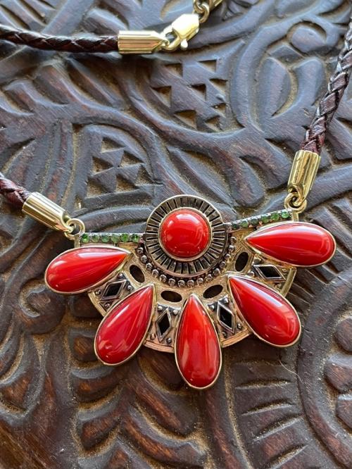 Современная мода - это свобода самовыражения, и одно и то же украшение может стать универсальным ключом к созданию совершенно разных образов. 04 Современная мода - это свобода самовыражения, и одно и то же украшение может стать универсальным ключом к созданию совершенно разных образов. 04