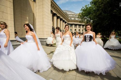 30 жительниц Новосибирска в свадебных платьях приняли участие в Параде Невест. 01