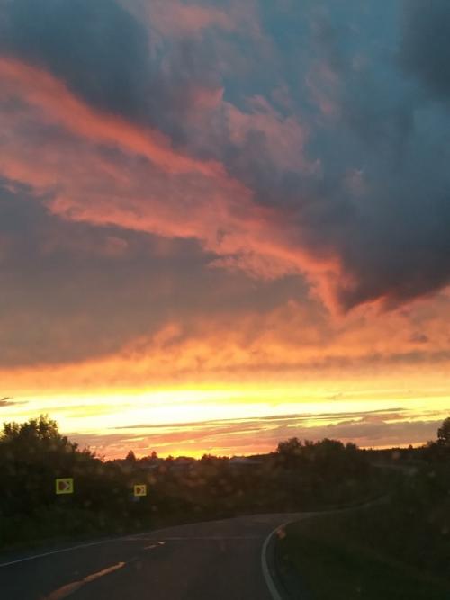 Зрелищный спектакль. Думалось мне, что переболела прошлогодними закатами, но природа - мать думает иначе. 02