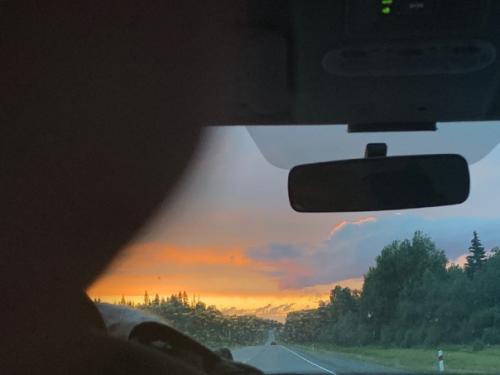 Зрелищный спектакль. Думалось мне, что переболела прошлогодними закатами, но природа - мать думает иначе. 05