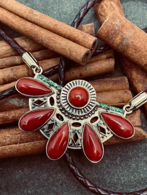 Современная мода - это свобода самовыражения, и одно и то же украшение может стать универсальным ключом к созданию совершенно разных образов. 02 Современная мода - это свобода самовыражения, и одно и то же украшение может стать универсальным ключом к созданию совершенно разных образов. 02