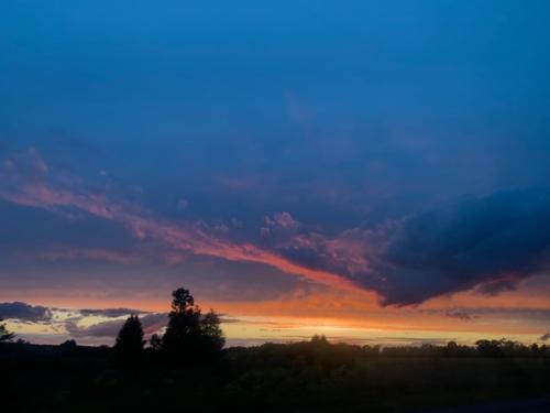 Зрелищный спектакль. Думалось мне, что переболела прошлогодними закатами, но природа - мать думает иначе. 07