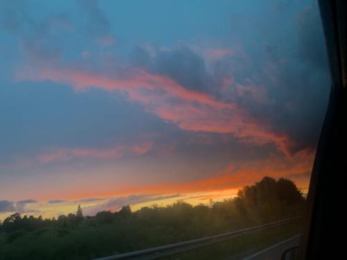 Зрелищный спектакль. Думалось мне, что переболела прошлогодними закатами, но природа - мать думает иначе. 08